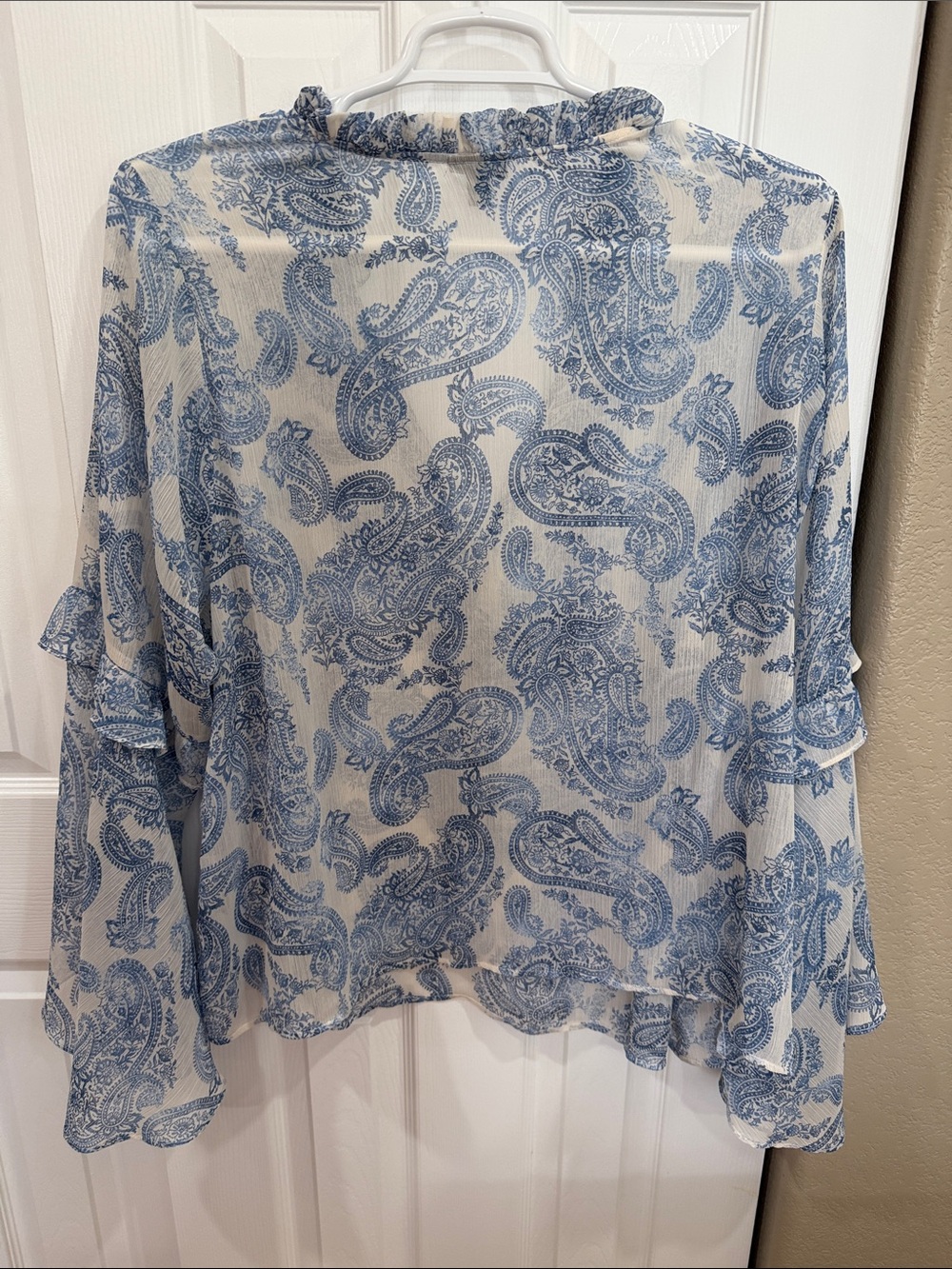 torrid white and Blue Paisley Ruffle Blouse size 3X - Picture 8 of 10
